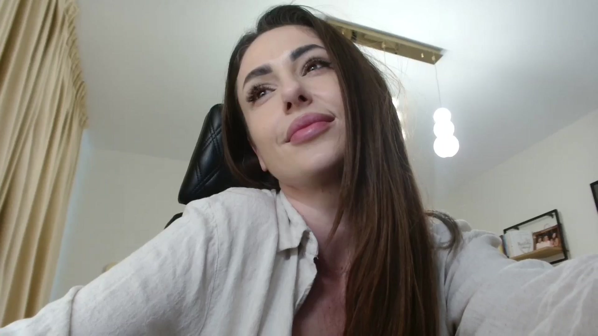 Gallery image thumbnail from DorisDolll's myfreecams stream on, 02/06/2025, 10:43 image 12 of 20