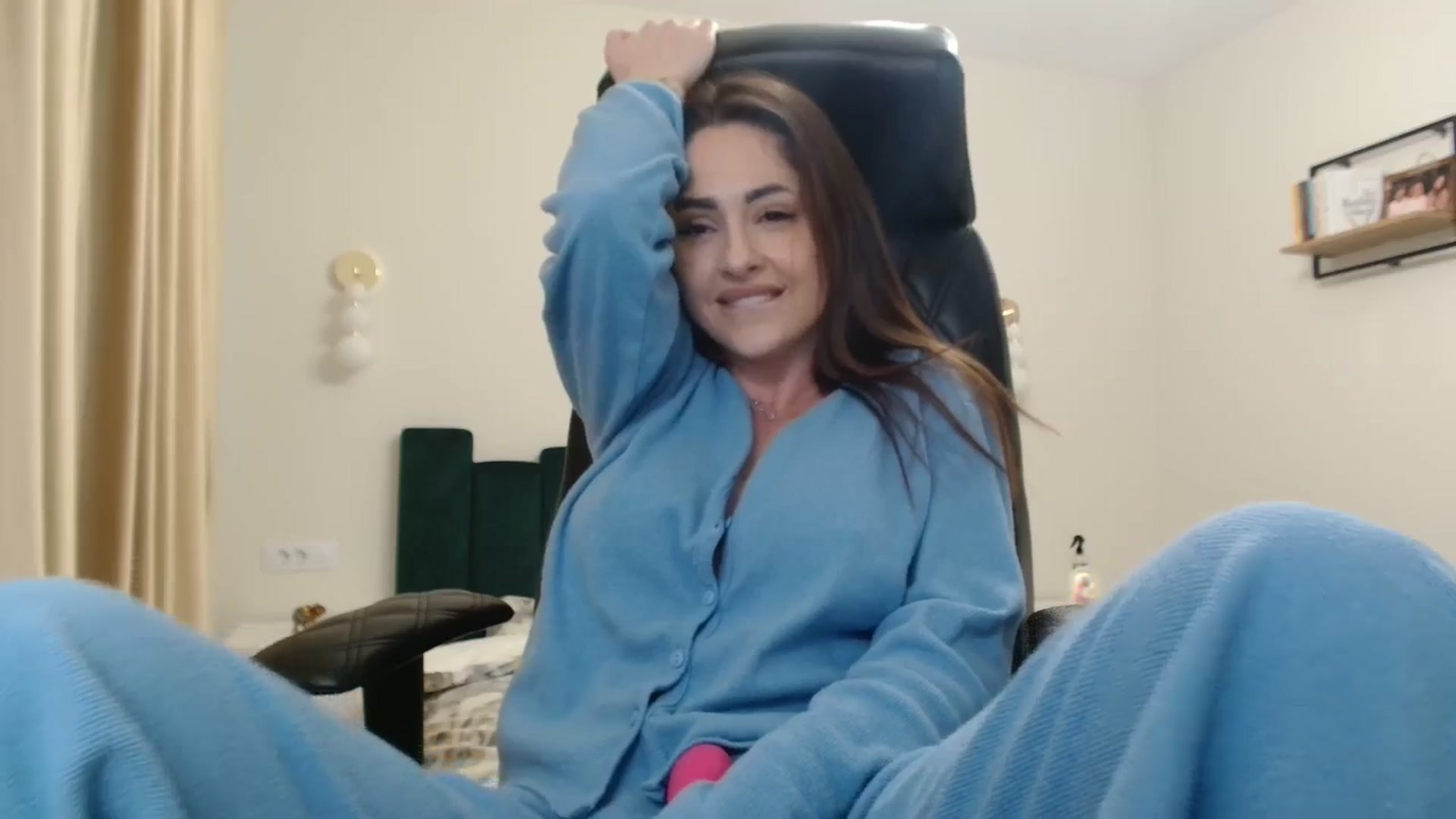 Gallery image thumbnail from DorisDolll's myfreecams stream on, 02/08/2025, 12:15 image 16 of 20