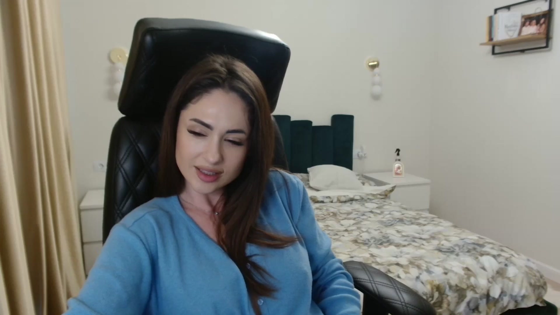Gallery image thumbnail from DorisDolll's myfreecams stream on, 02/08/2025, 12:15 image 6 of 20