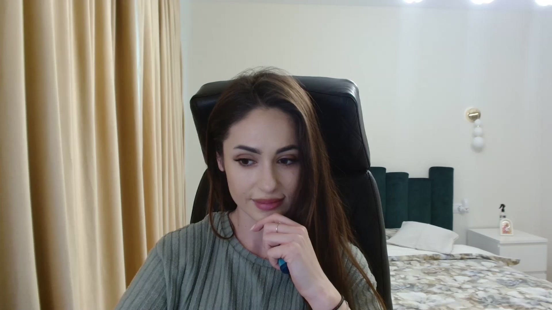 Gallery image thumbnail from DorisDolll's myfreecams stream on, 02/13/2025, 10:03 image 17 of 20