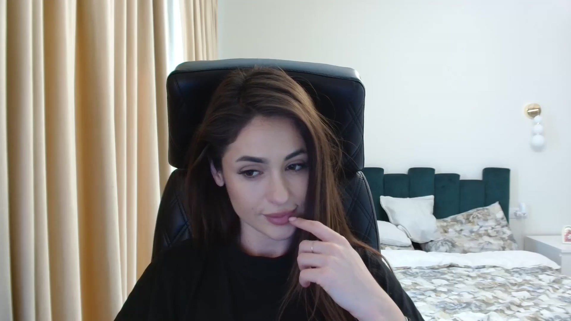 Gallery image thumbnail from DorisDolll's myfreecams stream on, 02/17/2025, 11:34 image 11 of 20