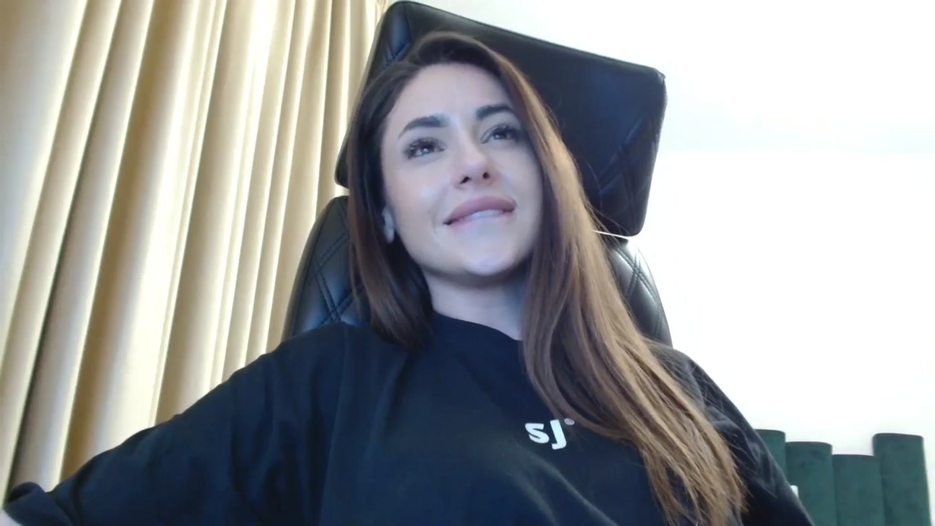 Gallery image thumbnail from DorisDolll's myfreecams stream on, 02/17/2025, 15:38 image 17 of 20