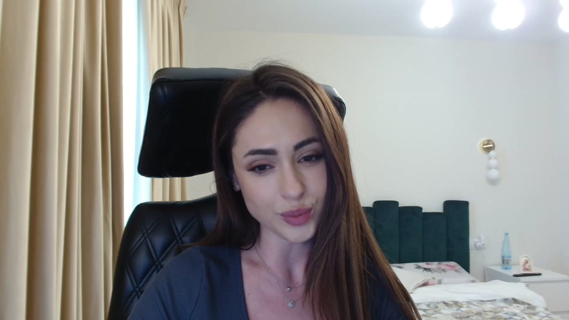 Gallery image thumbnail from DorisDolll's myfreecams stream on, 02/19/2025, 14:09 image 14 of 20