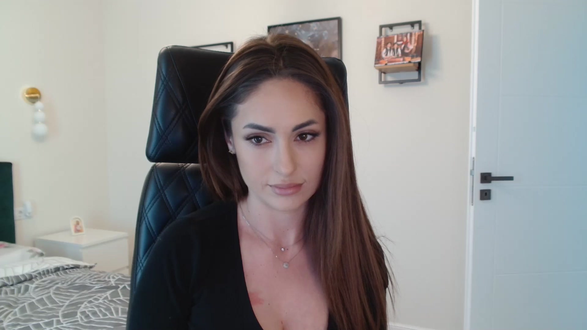Gallery image thumbnail from DorisDolll's myfreecams stream on, 02/22/2025, 14:16 image 2 of 20