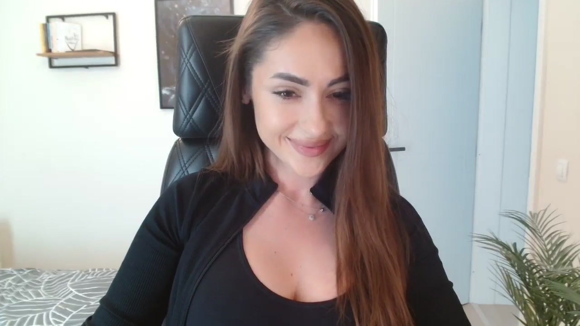 Gallery image thumbnail from DorisDolll's myfreecams stream on, 02/24/2025, 11:40 image 11 of 20