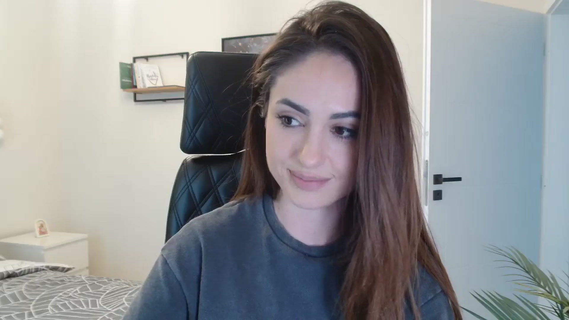 Gallery image thumbnail from DorisDolll's myfreecams stream on, 03/01/2025, 11:42 image 2 of 20