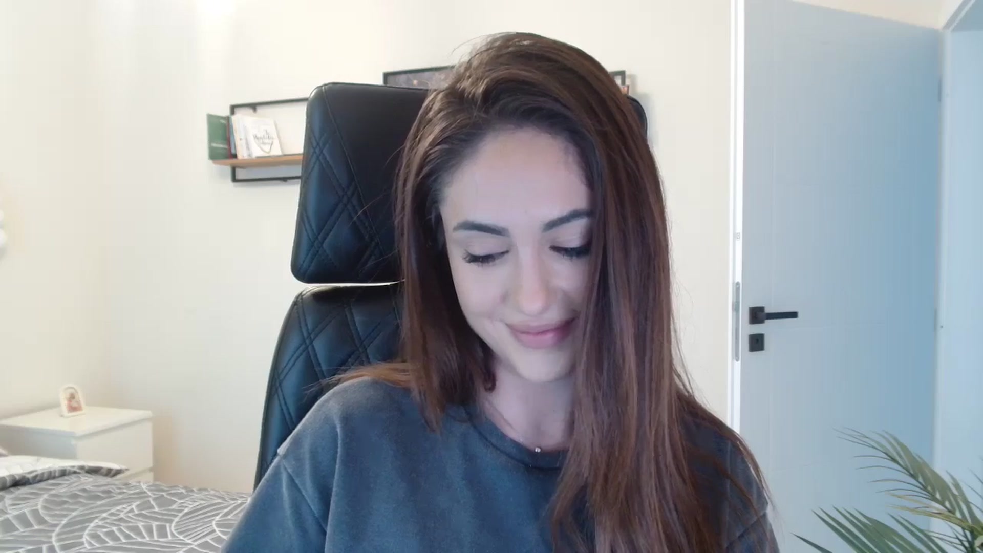 Gallery image thumbnail from DorisDolll's myfreecams stream on, 03/01/2025, 11:42 image 15 of 20