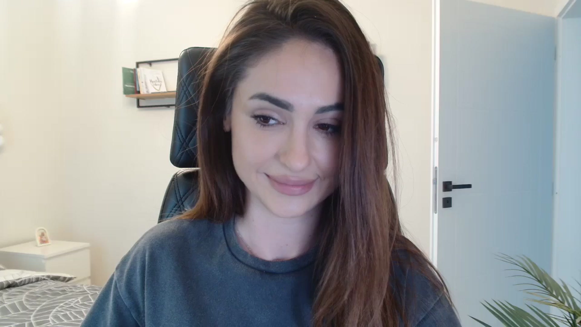 Gallery image thumbnail from DorisDolll's myfreecams stream on, 03/01/2025, 11:42 image 4 of 20