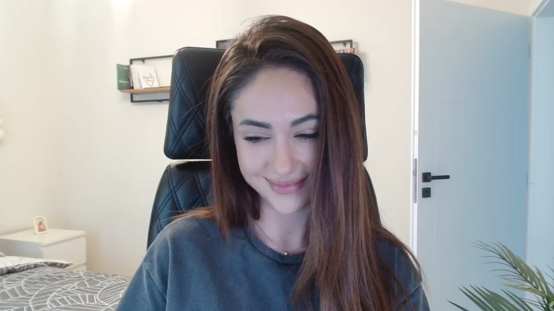 Gallery image thumbnail from DorisDolll's myfreecams stream on, 03/01/2025, 11:42 image 18 of 20