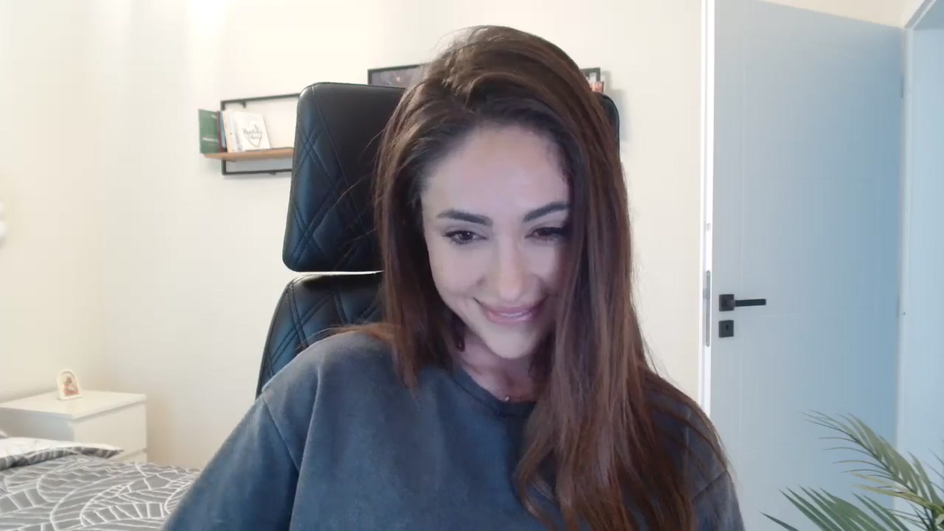 Gallery image thumbnail from DorisDolll's myfreecams stream on, 03/01/2025, 11:42 image 12 of 20