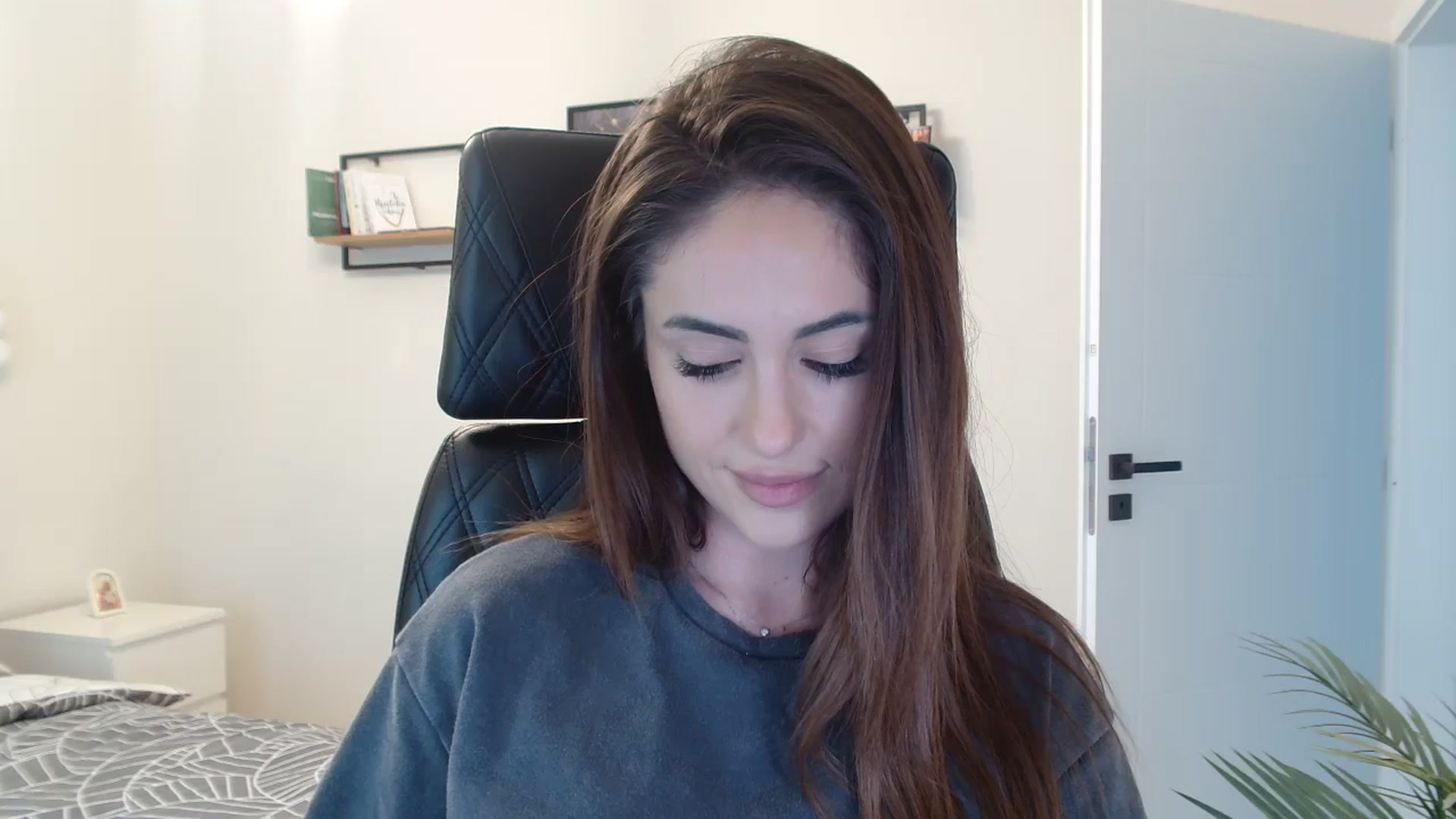 Gallery image thumbnail from DorisDolll's myfreecams stream on, 03/01/2025, 11:42 image 11 of 20