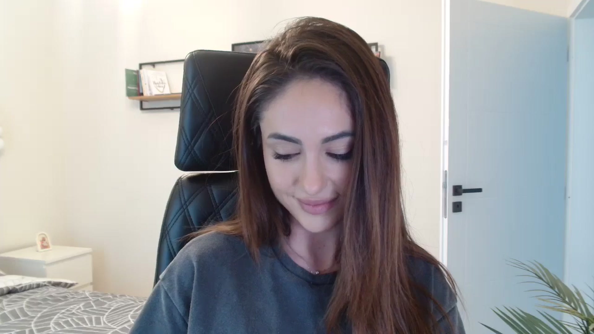Gallery image thumbnail from DorisDolll's myfreecams stream on, 03/01/2025, 11:42 image 19 of 20