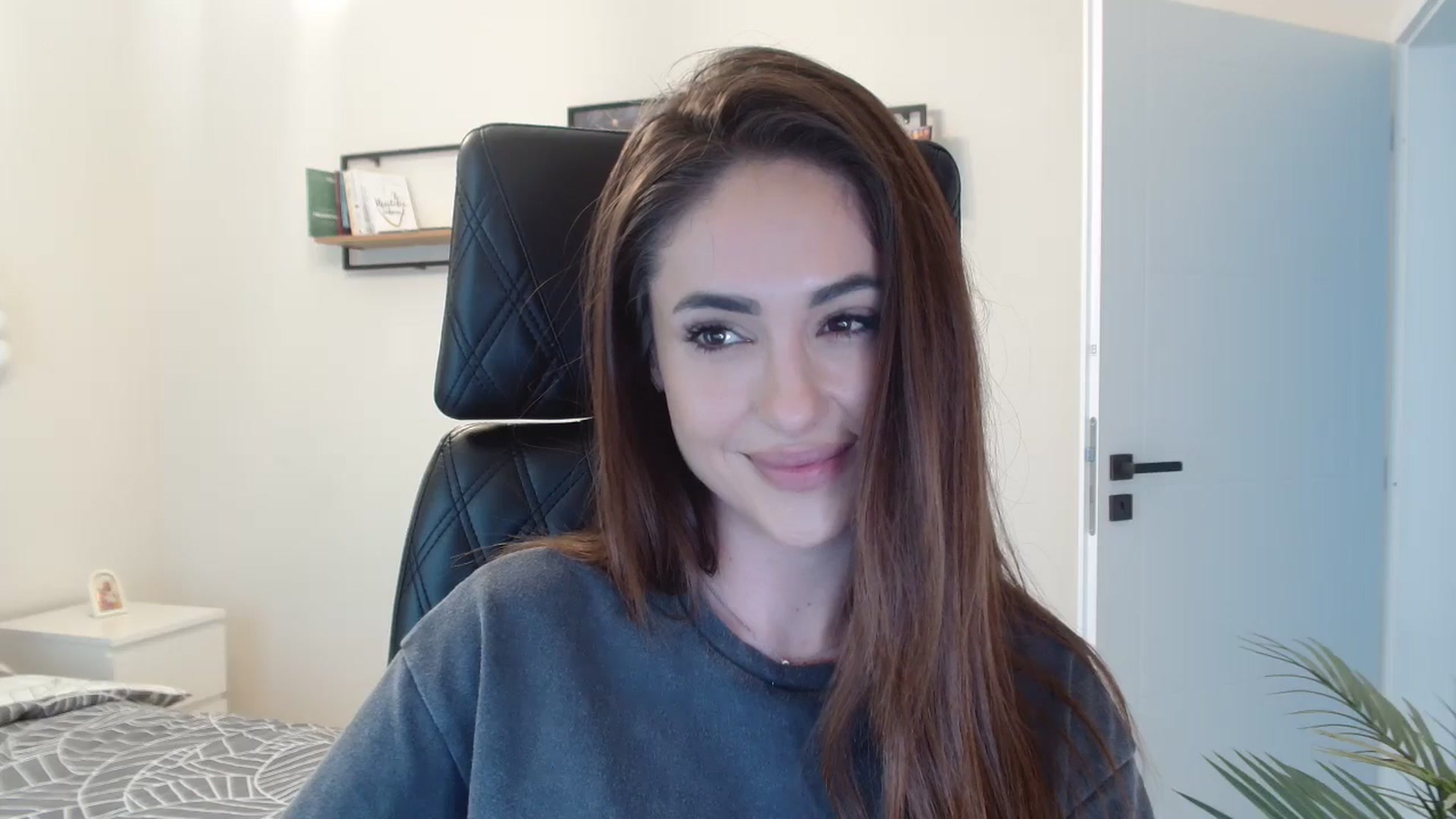 Gallery image thumbnail from DorisDolll's myfreecams stream on, 03/01/2025, 11:42 image 14 of 20