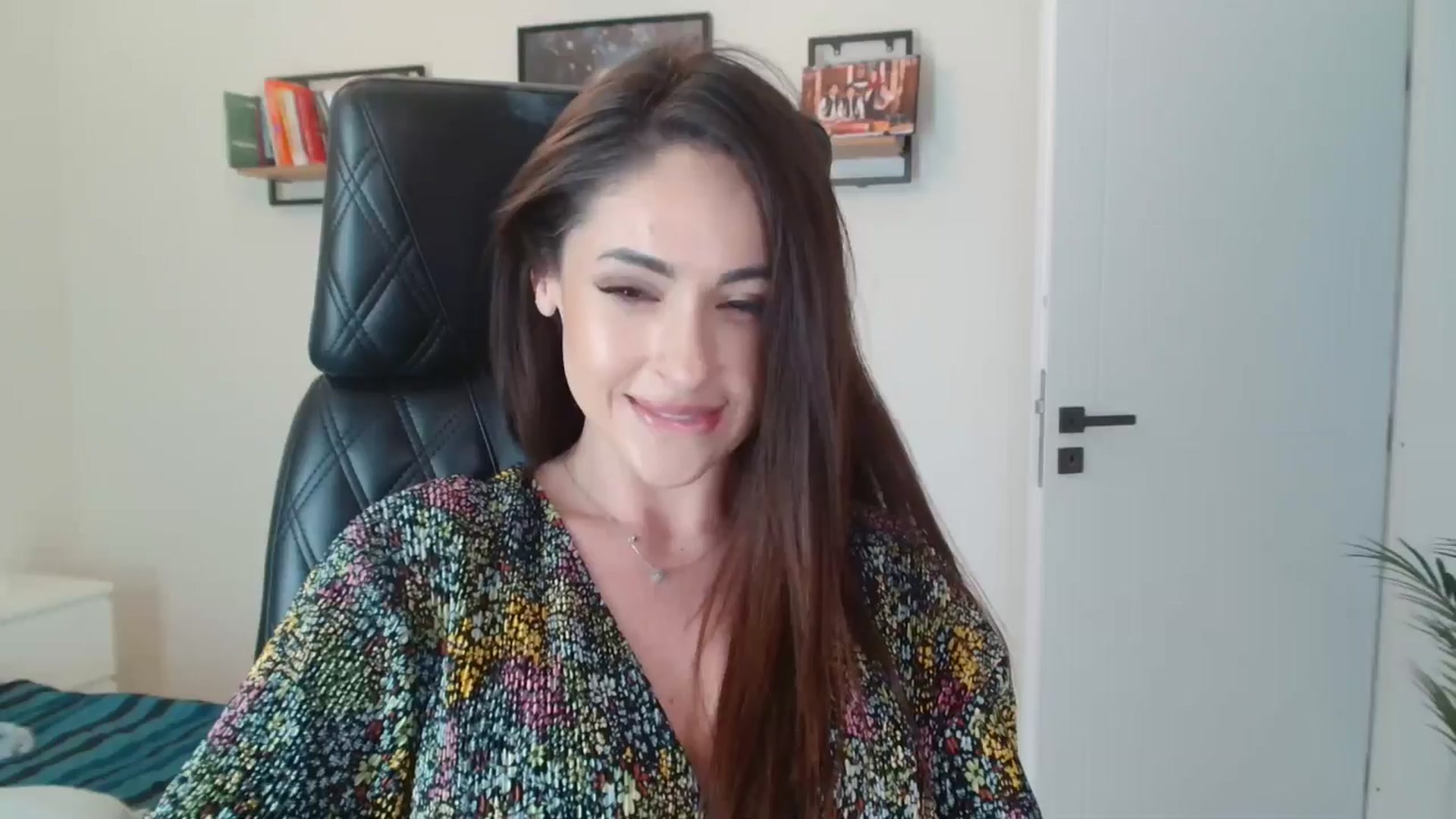 Gallery image thumbnail from DorisDolll's myfreecams stream on, 04/16/2025, 10:05 image 6 of 20