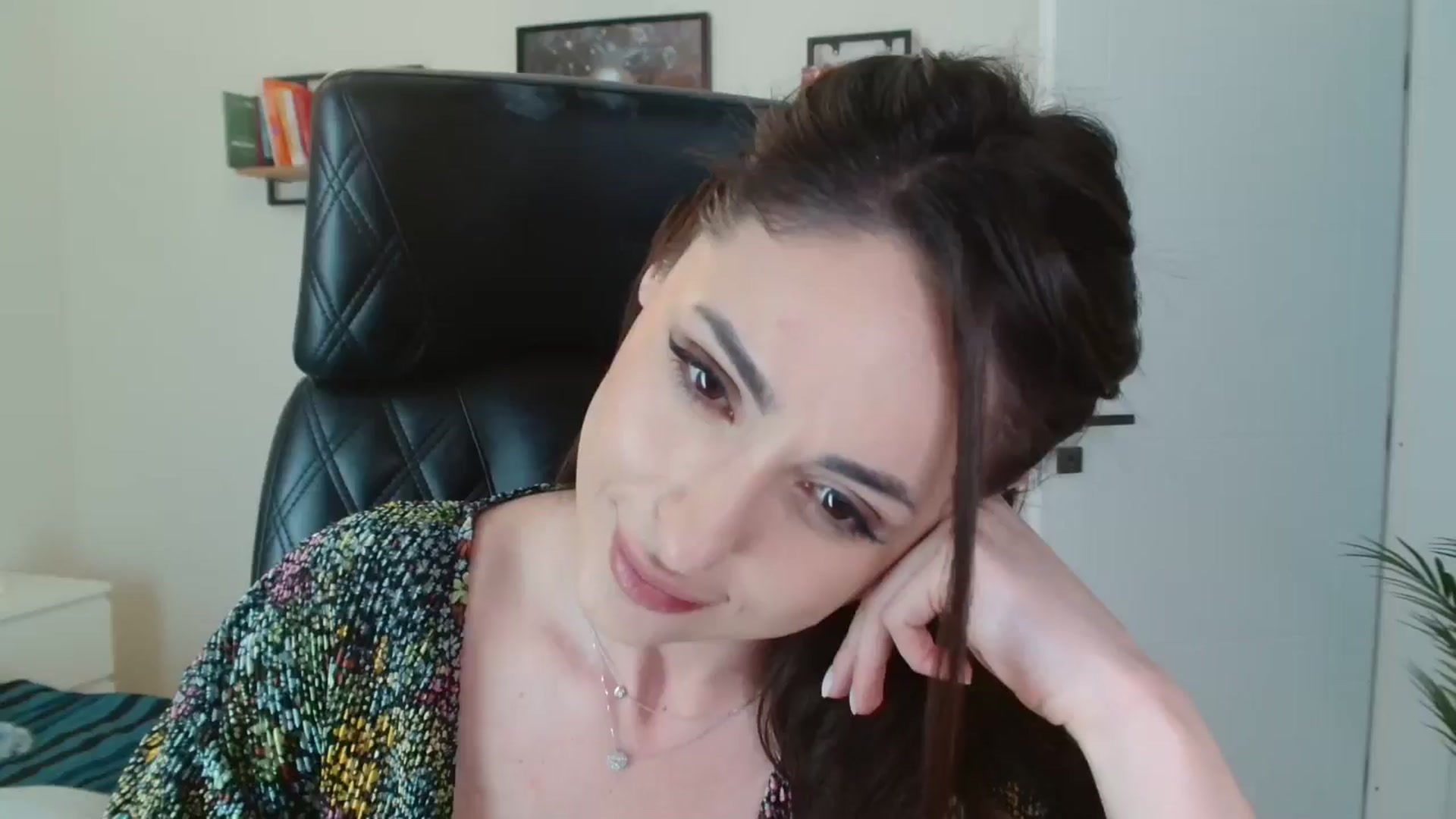 Gallery image thumbnail from DorisDolll's myfreecams stream on, 04/16/2025, 10:05 image 1 of 20