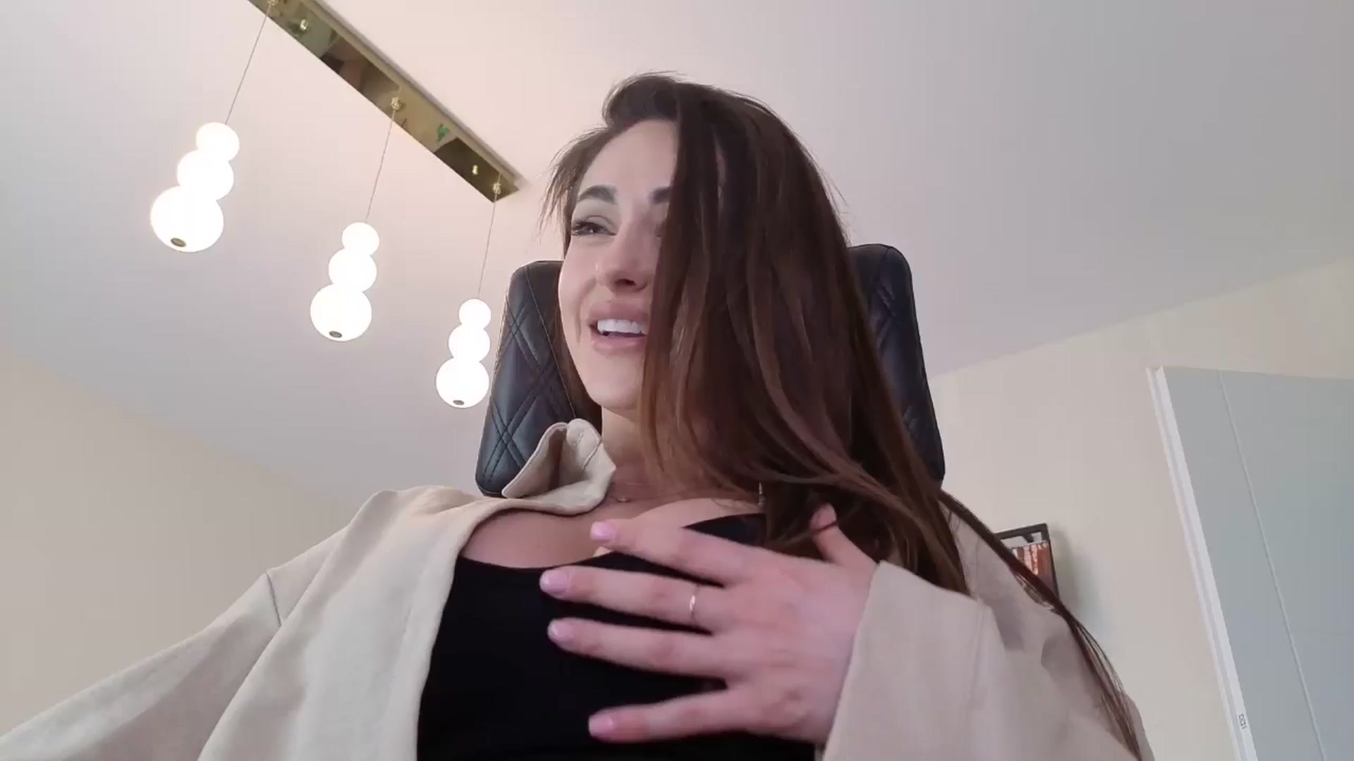 Gallery image thumbnail from DorisDolll's myfreecams stream on, 05/18/2025, 12:00 image 10 of 20