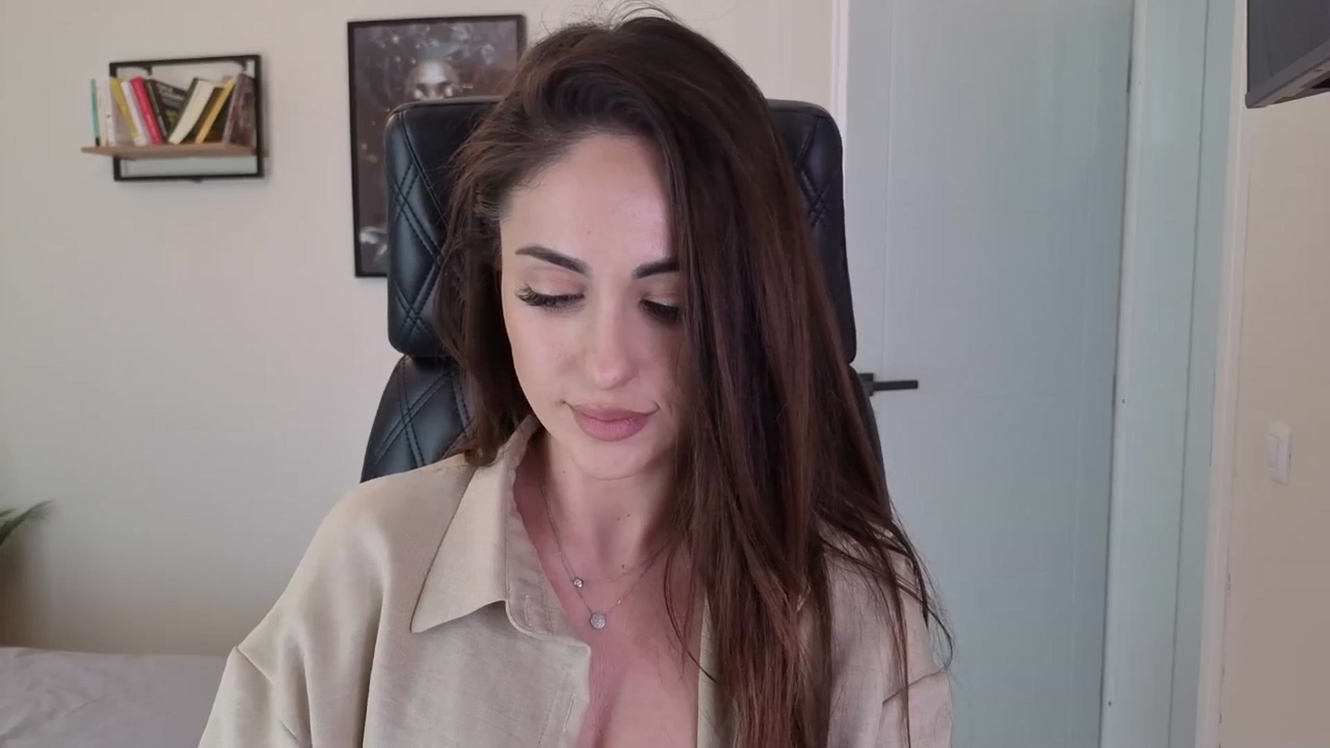 Gallery image thumbnail from DorisDolll's myfreecams stream on, 05/18/2025, 12:00 image 7 of 20