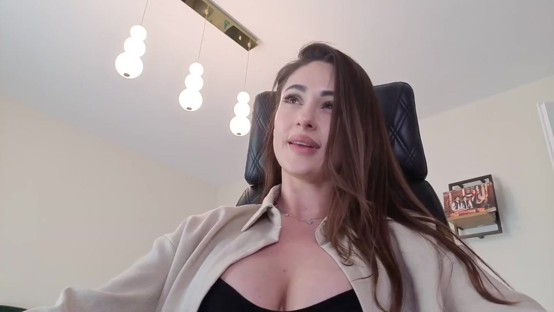 Gallery image thumbnail from DorisDolll's myfreecams stream on, 05/18/2025, 12:00 image 17 of 20