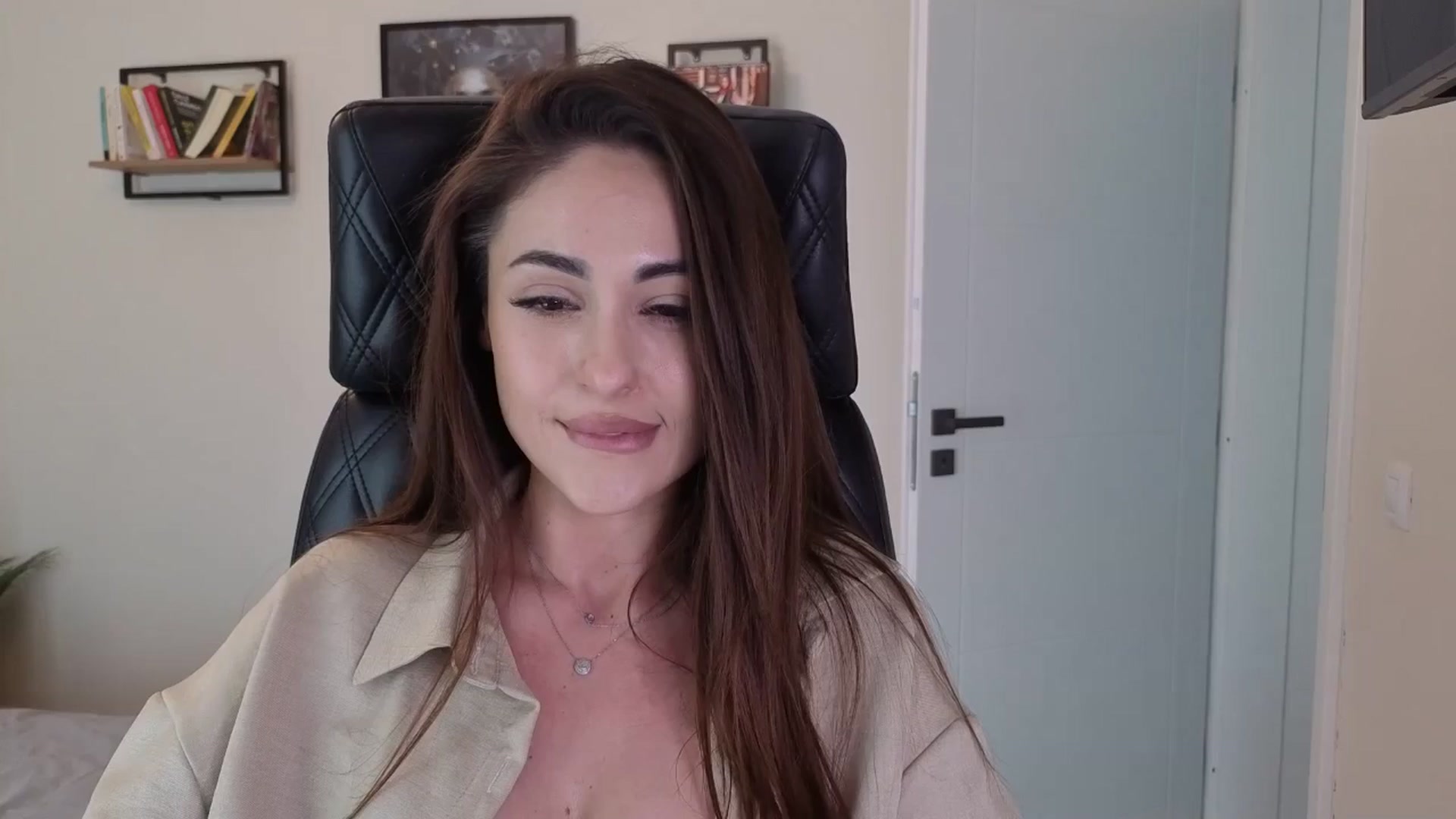 Gallery image thumbnail from DorisDolll's myfreecams stream on, 05/18/2025, 12:00 image 1 of 20