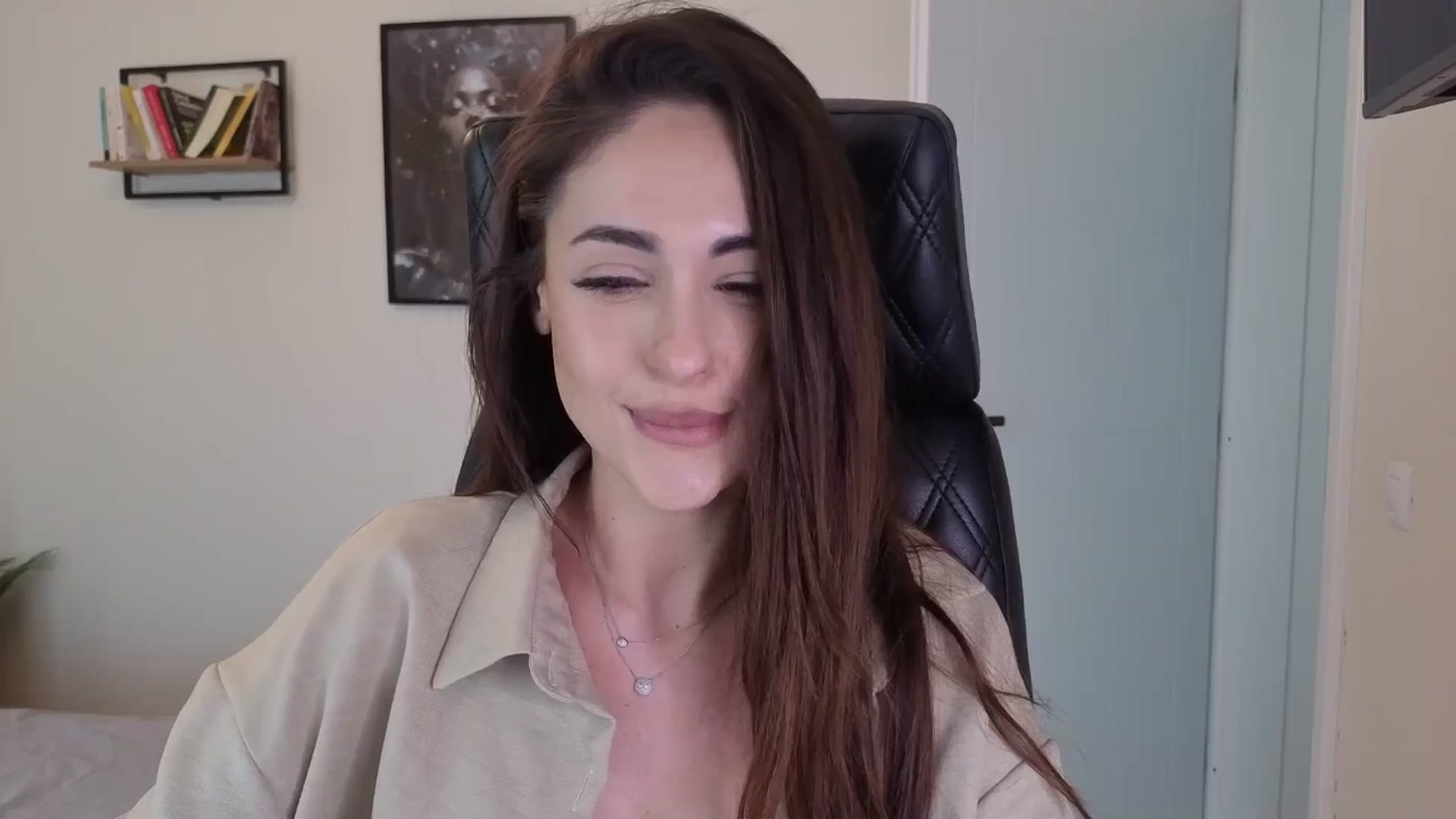 Gallery image thumbnail from DorisDolll's myfreecams stream on, 05/18/2025, 12:00 image 5 of 20