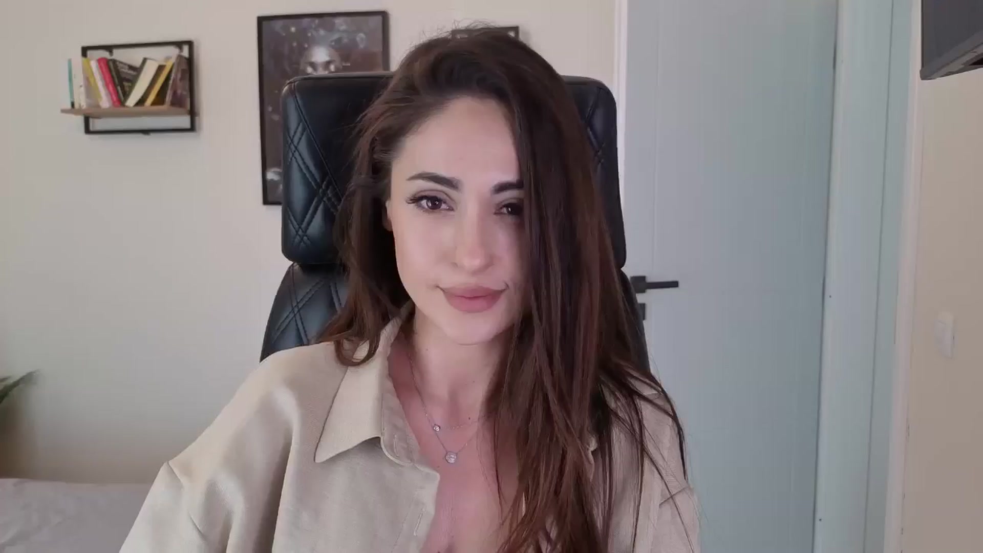 Gallery image thumbnail from DorisDolll's myfreecams stream on, 05/18/2025, 12:00 image 8 of 20