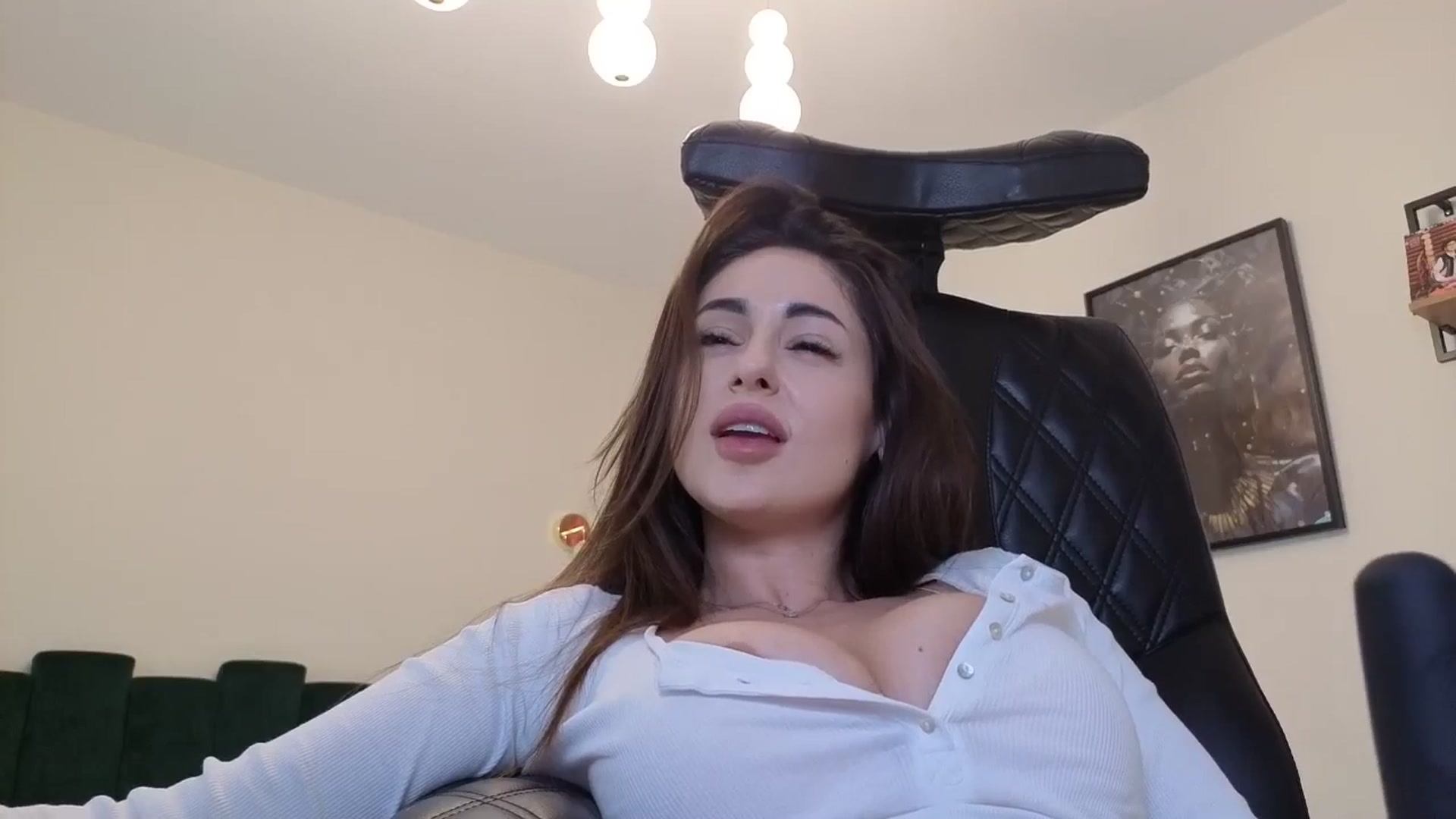 Gallery image thumbnail from DorisDolll's myfreecams stream on, 05/26/2025, 09:05 image 15 of 20