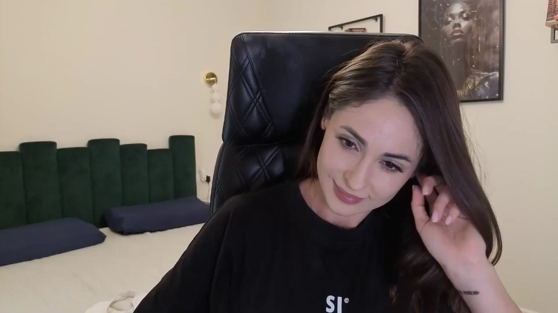 Gallery image thumbnail from DorisDolll's myfreecams stream on, 05/30/2025, 10:48 image 1 of 20