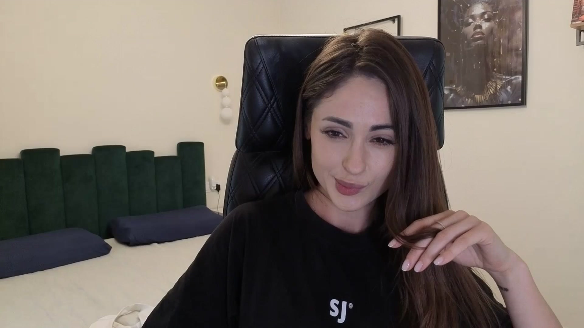 Gallery image thumbnail from DorisDolll's myfreecams stream on, 05/30/2025, 10:48 image 16 of 20