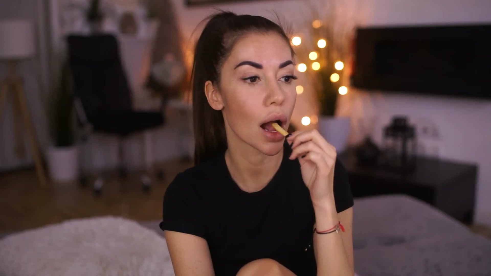 Gallery image thumbnail from Dorothea_'s myfreecams stream on, 12/10/2022, 13:56 image 12 of 20