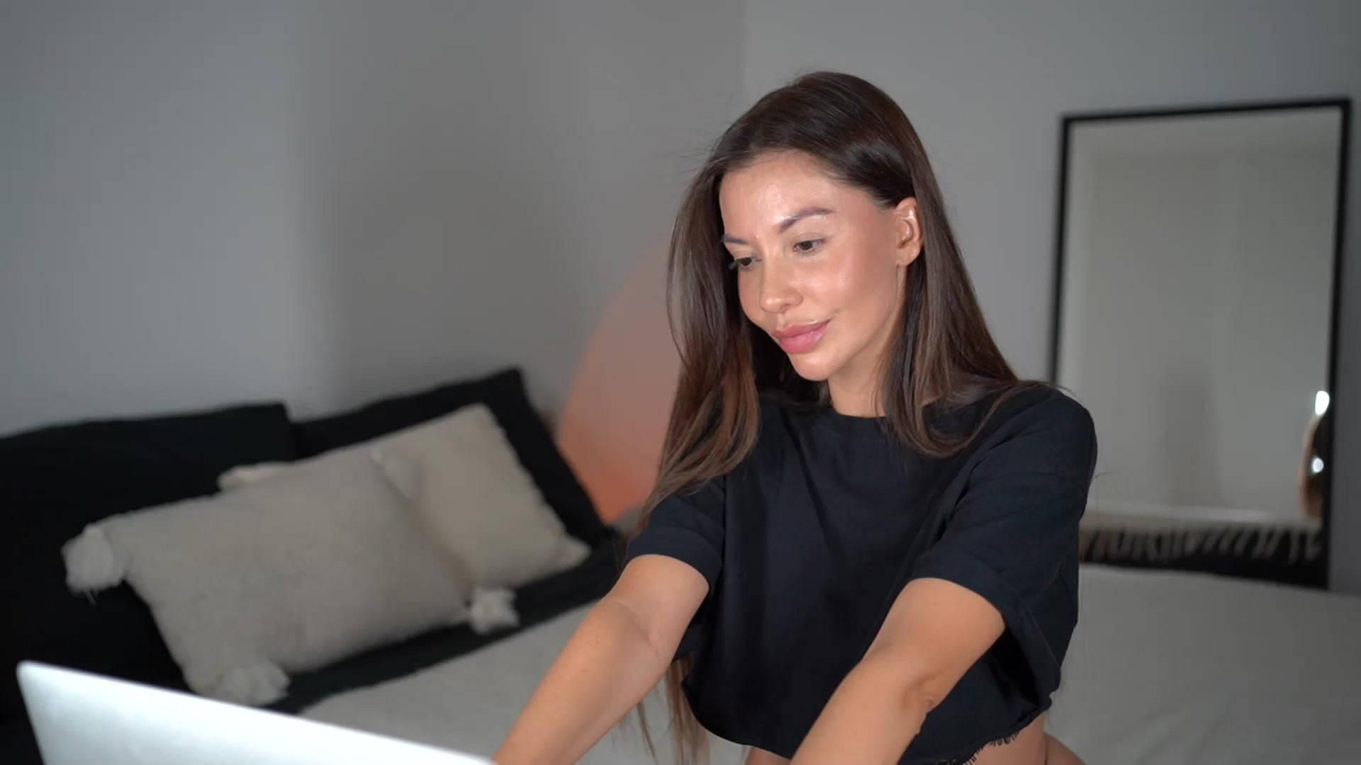Gallery image thumbnail from Dorothea_'s myfreecams stream on, 04/08/2025, 22:05 image 6 of 20