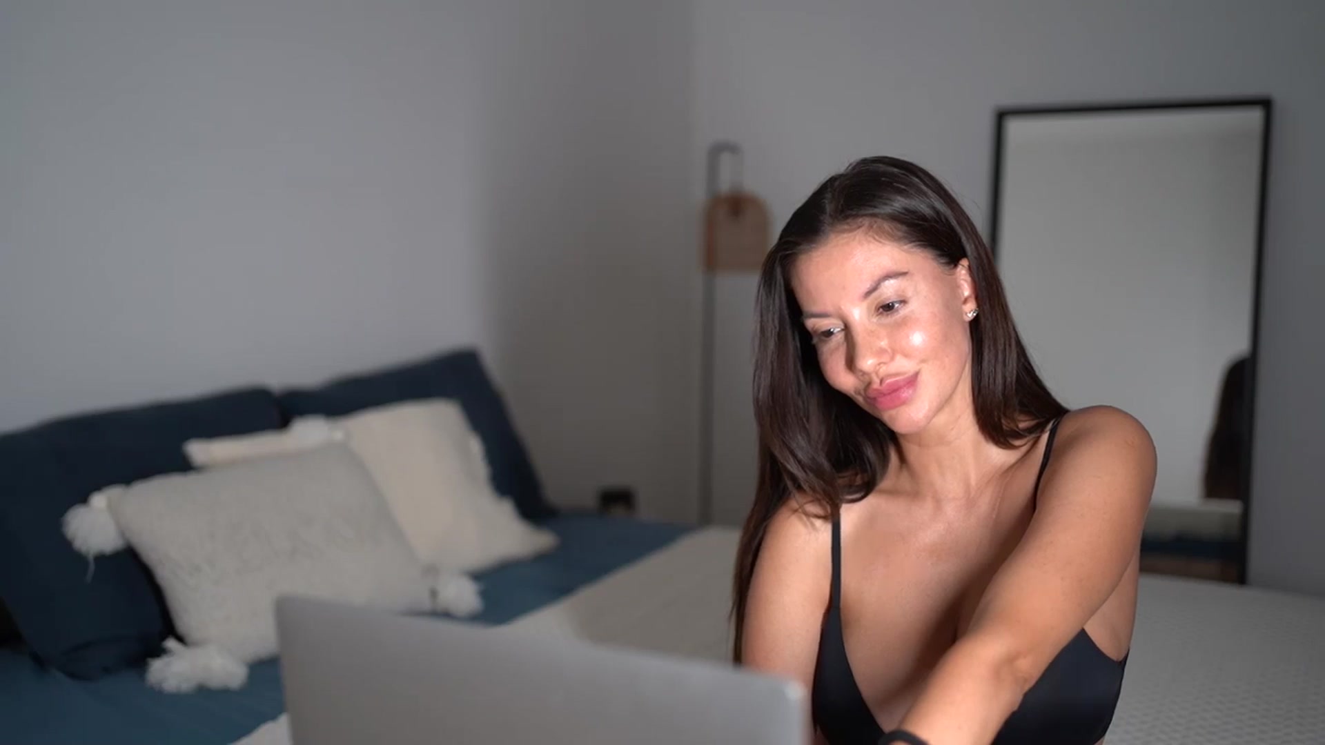 Gallery image thumbnail from Dorothea_'s myfreecams stream on, 07/31/2025, 21:27 image 17 of 20