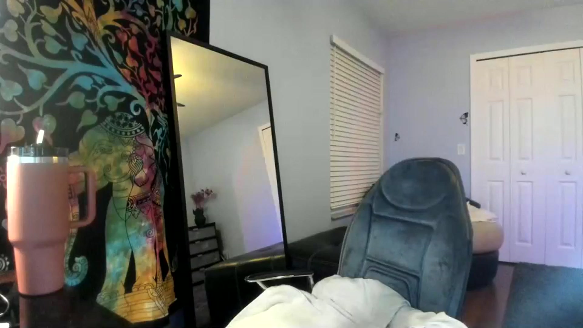 Gallery image thumbnail from Downloads's myfreecams stream on, 11/17/2023, 08:14 image 1 of 20