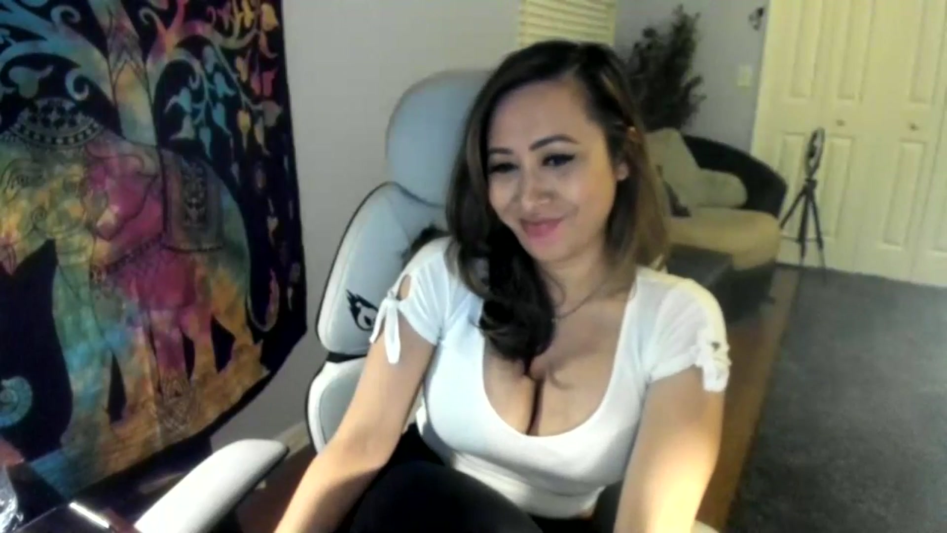 Gallery image thumbnail from Downloads's myfreecams stream on, 04/23/2024, 07:39 image 19 of 20