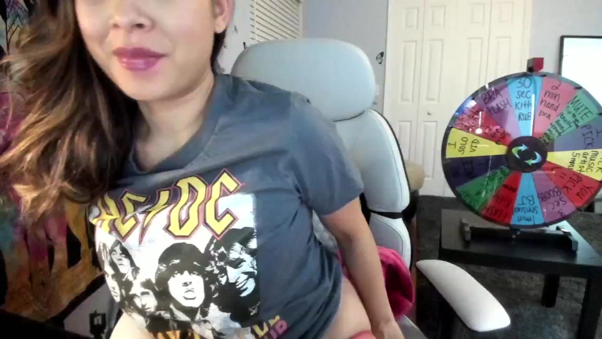 Gallery image thumbnail from Downloads's myfreecams stream on, 07/26/2024, 07:38 image 18 of 20