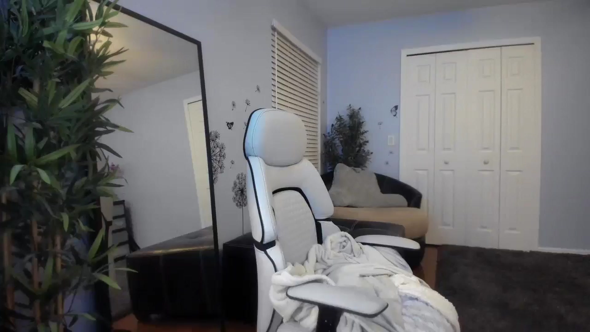 Gallery image thumbnail from Downloads's myfreecams stream on, 05/16/2025, 06:19 image 19 of 20