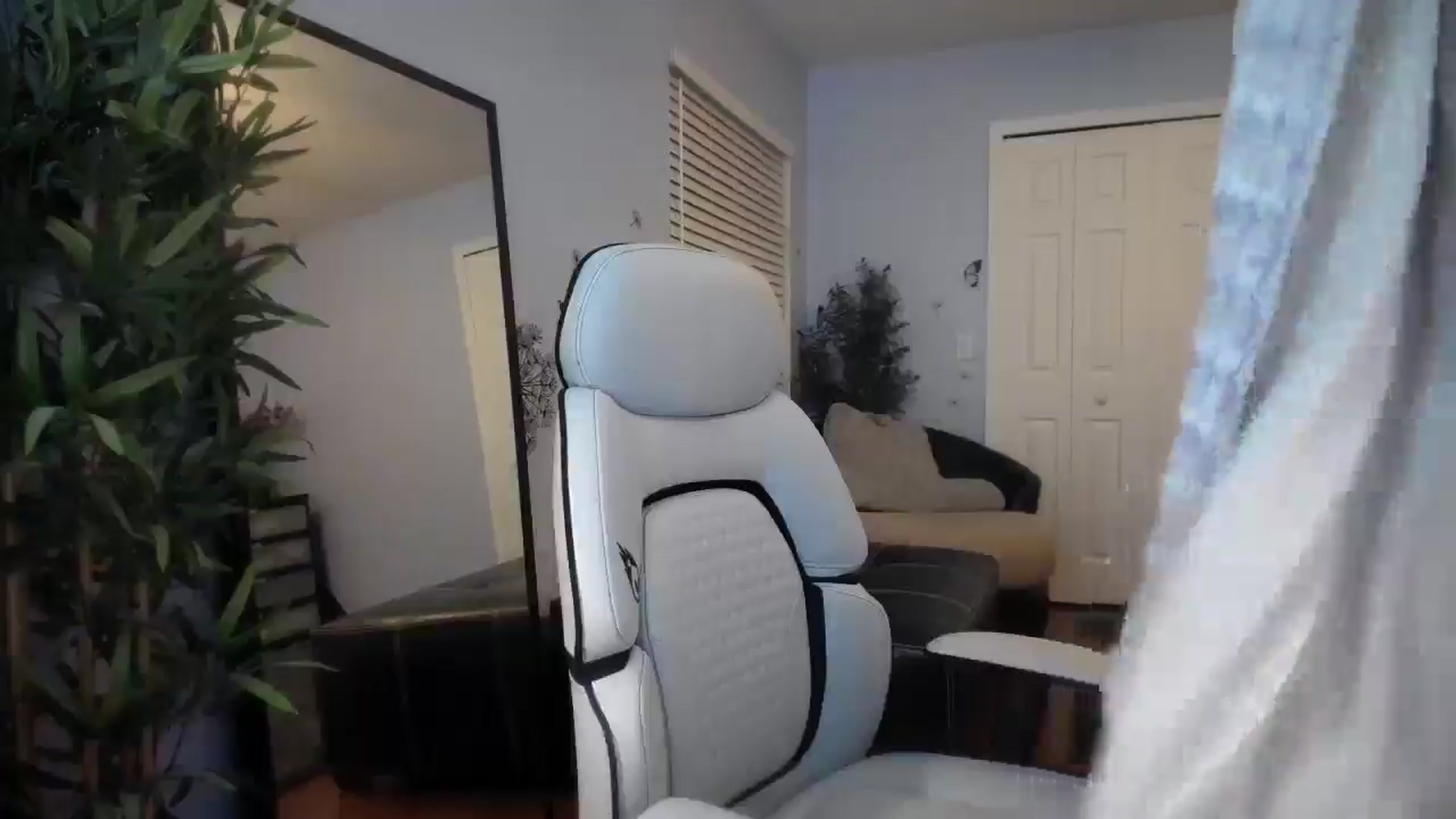 Gallery image thumbnail from Downloads's myfreecams stream on, 05/16/2025, 06:19 image 20 of 20