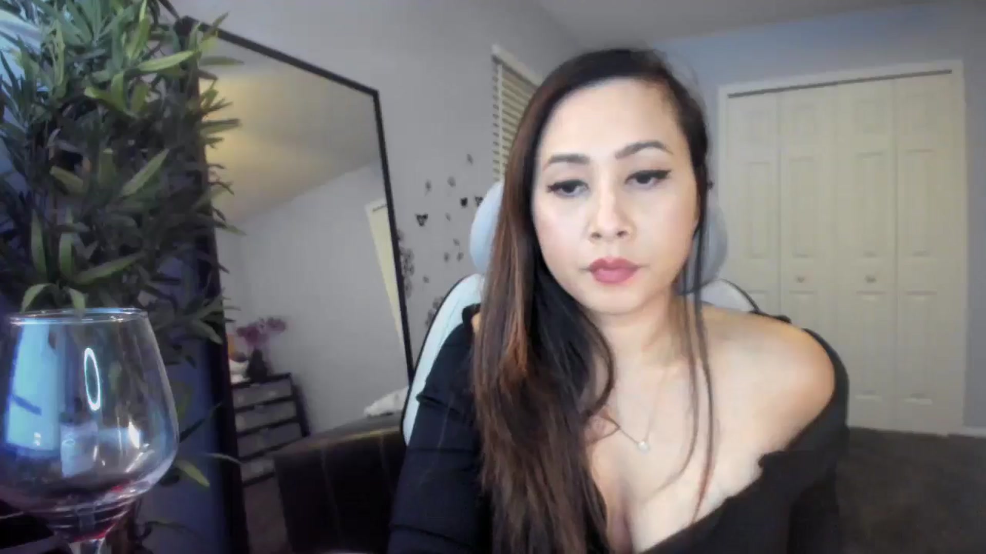 Gallery image thumbnail from Downloads's myfreecams stream on, 07/18/2025, 08:37 image 10 of 20