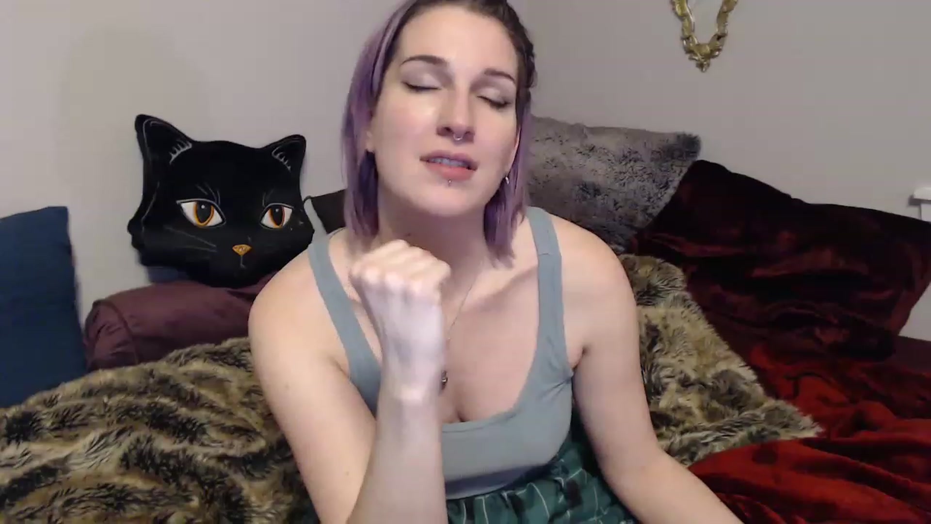 Gallery image thumbnail from DragonQueeen's myfreecams stream on, 03/08/2023, 05:08 image 9 of 20