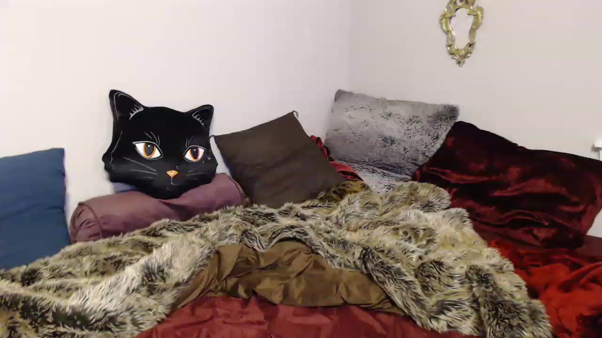 Gallery image thumbnail from DragonQueeen's myfreecams stream on, 03/08/2023, 05:08 image 14 of 20