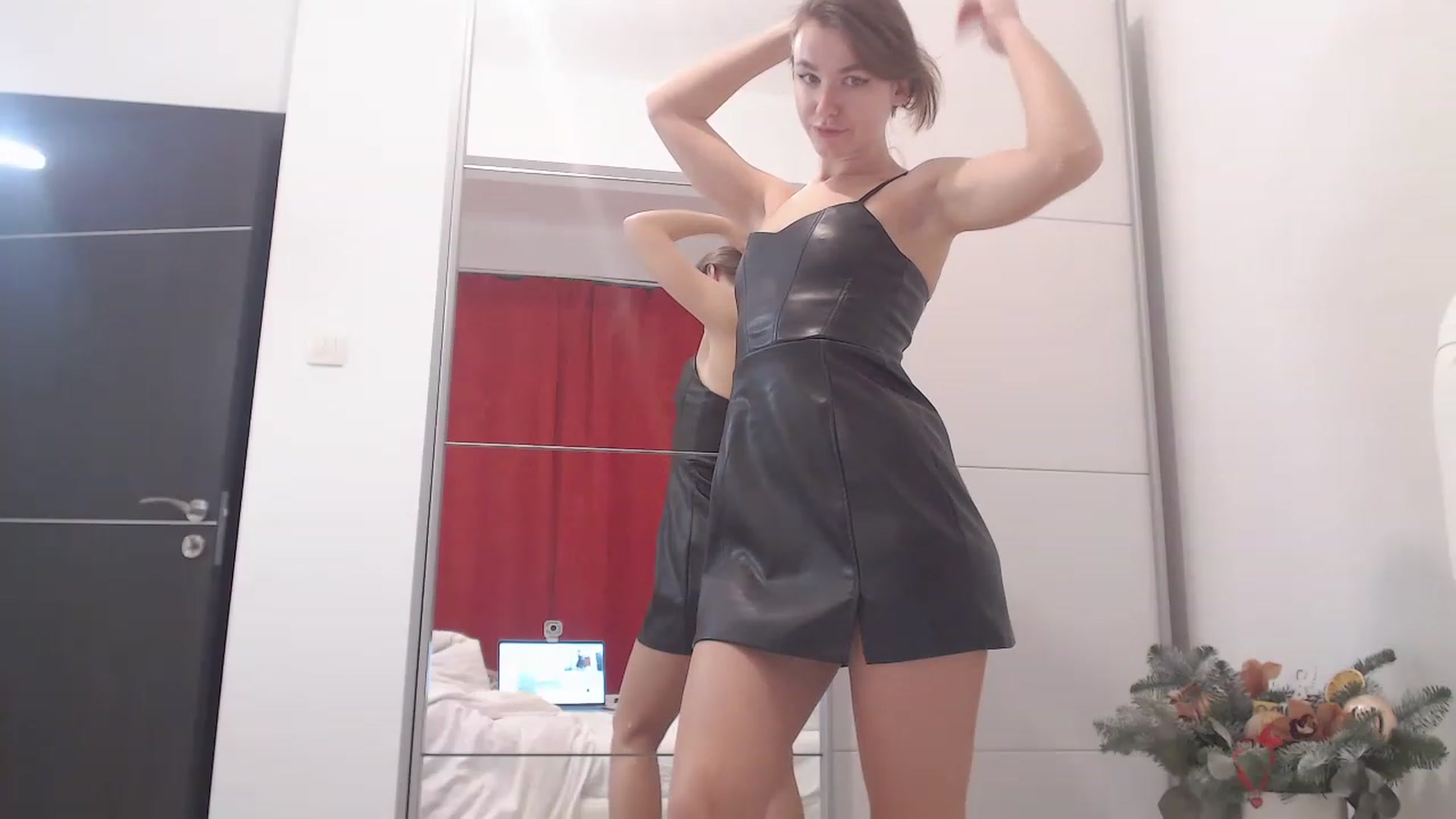 Gallery image thumbnail from Dreamloverrr's myfreecams stream on, 01/05/2023, 21:56 image 14 of 20