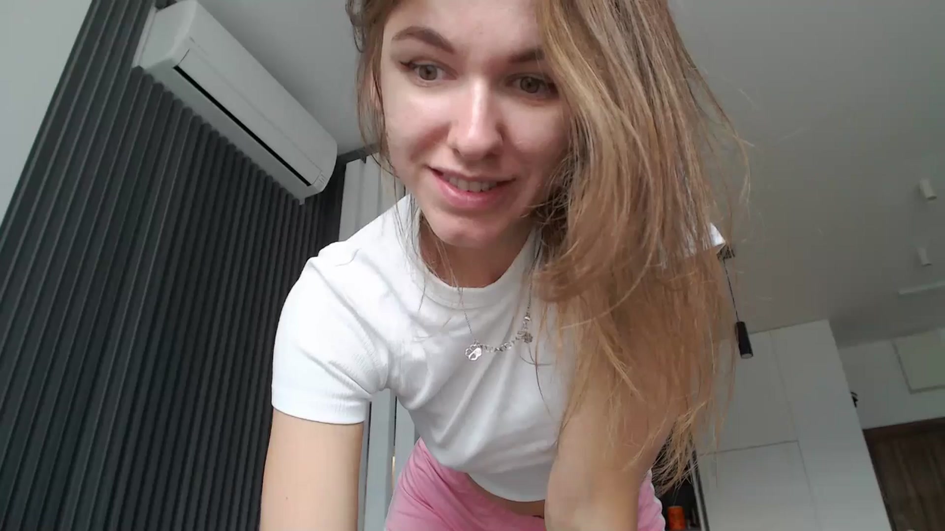 Gallery image thumbnail from Dreamloverrr's myfreecams stream on, 11/18/2024, 12:06 image 15 of 20