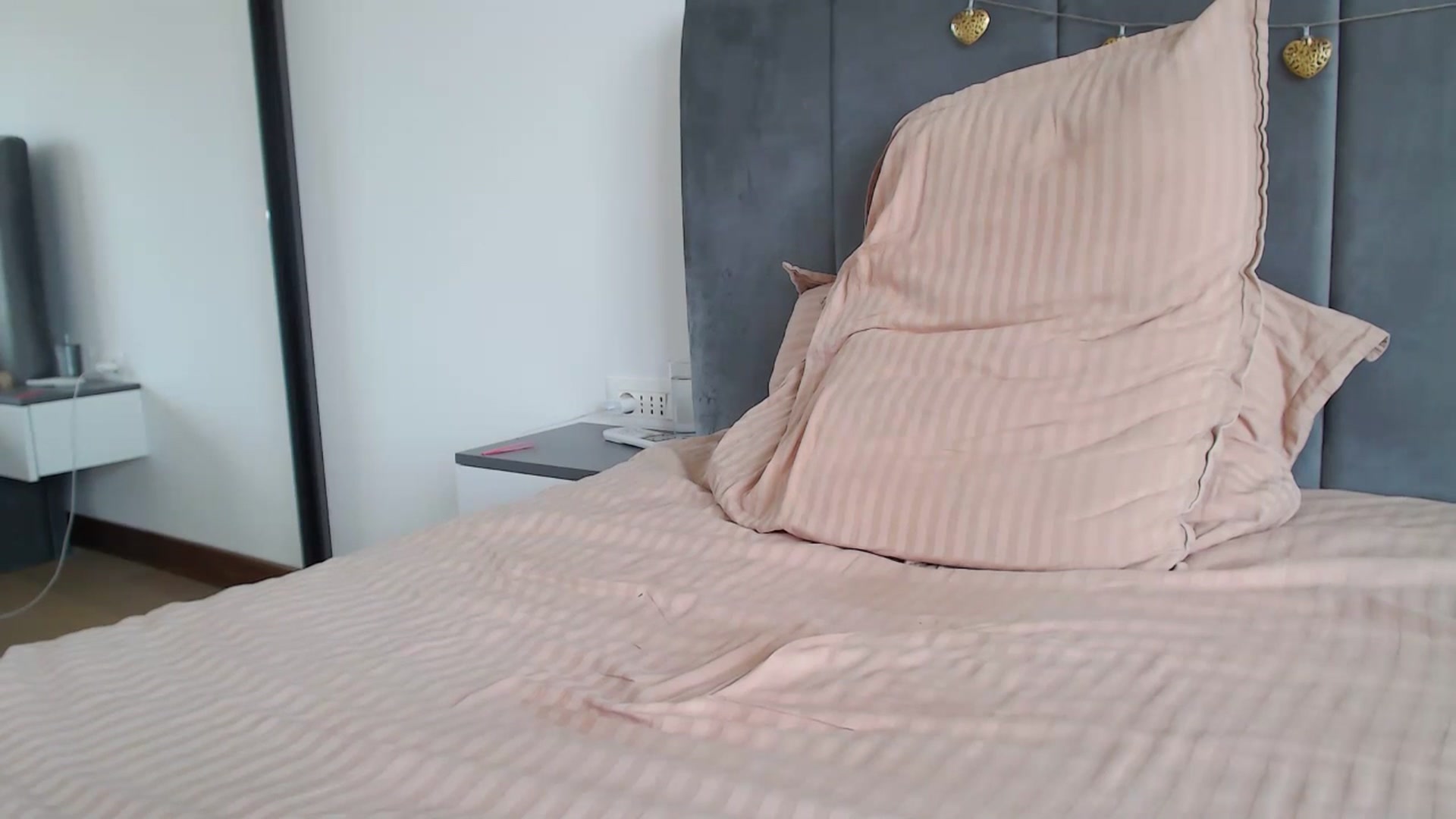 Gallery image thumbnail from Dreamloverrr's myfreecams stream on, 06/18/2025, 14:23 image 4 of 20