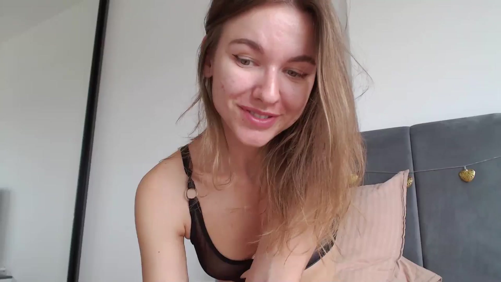 Gallery image thumbnail from Dreamloverrr's myfreecams stream on, 06/18/2025, 14:23 image 14 of 20