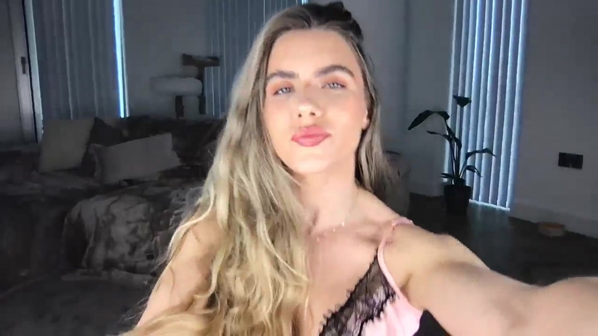 Gallery image thumbnail from Dreamy_Peach's myfreecams stream on, 04/19/2024, 18:02 image 2 of 20