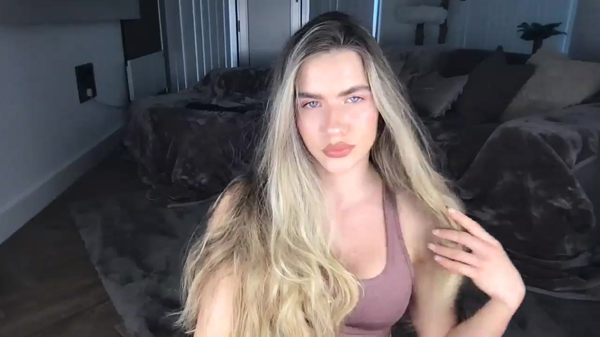 Gallery image thumbnail from Dreamy_Peach's myfreecams stream on, 05/16/2024, 16:47 image 3 of 20
