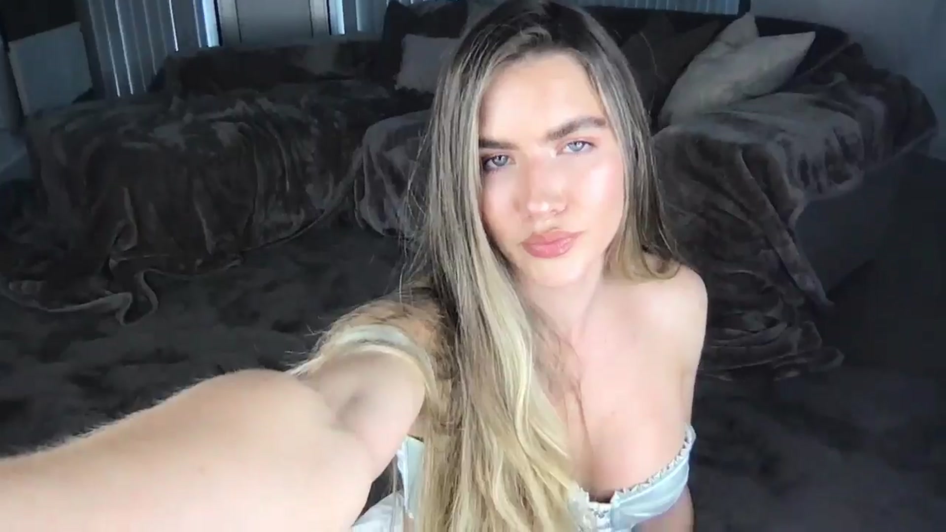 Gallery image thumbnail from Dreamy_Peach's myfreecams stream on, 05/22/2024, 15:47 image 9 of 20