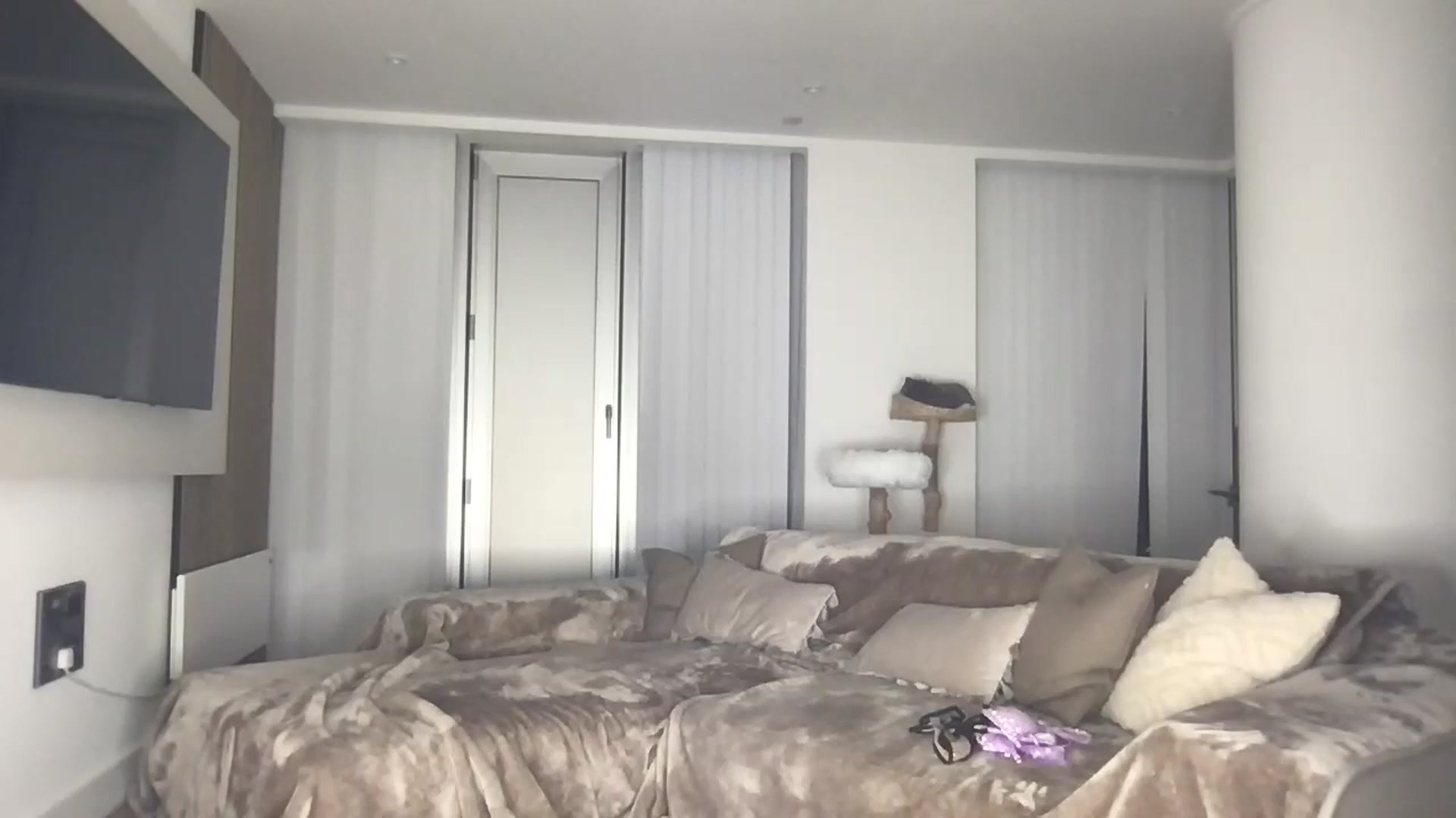 Gallery image thumbnail from Dreamy_Peach's myfreecams stream on, 05/28/2024, 01:04 image 1 of 20