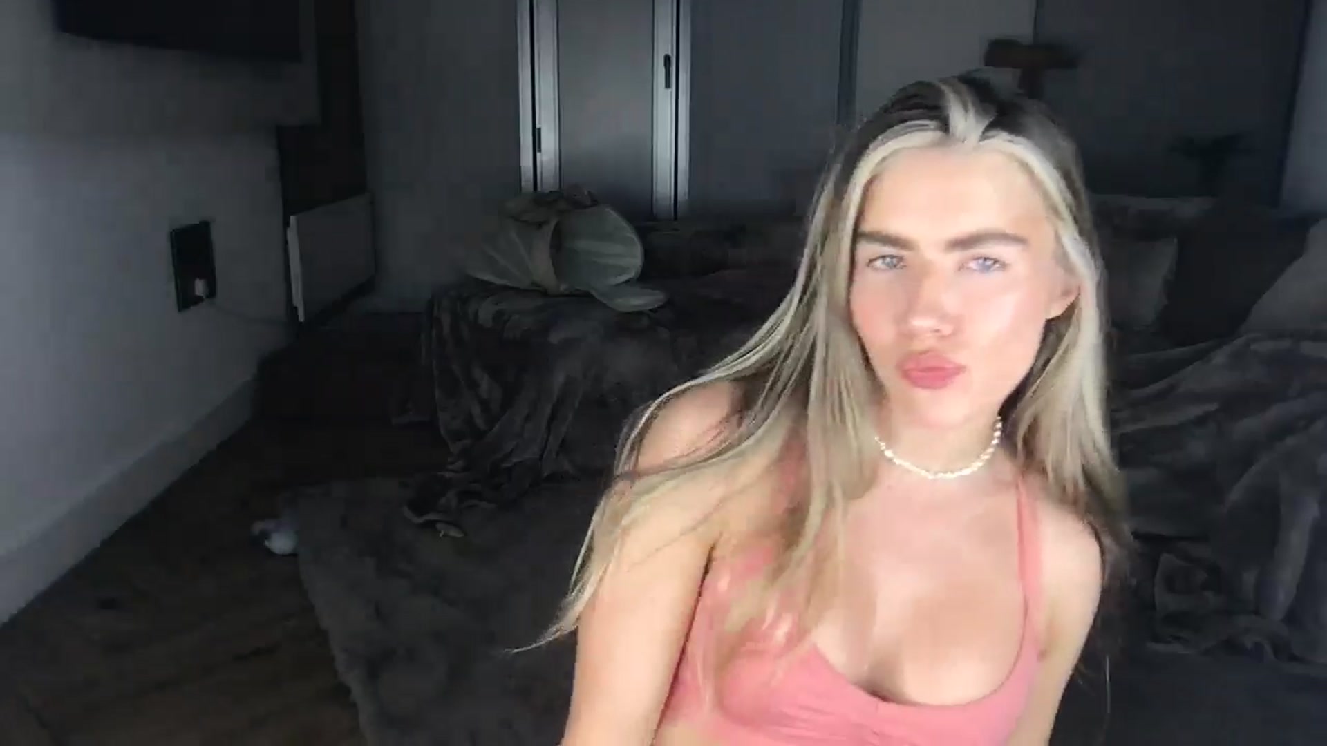 Gallery image thumbnail from Dreamy_Peach's myfreecams stream on, 08/11/2024, 20:13 image 14 of 20