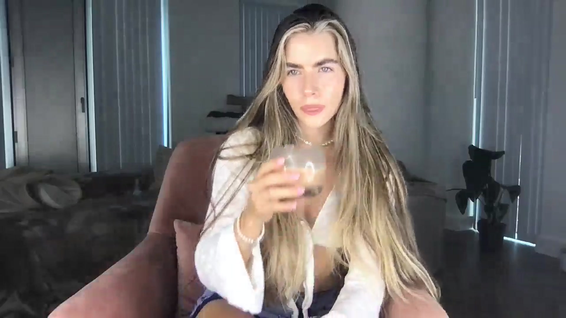 Gallery image thumbnail from Dreamy_Peach's myfreecams stream on, 08/17/2024, 18:09 image 19 of 20