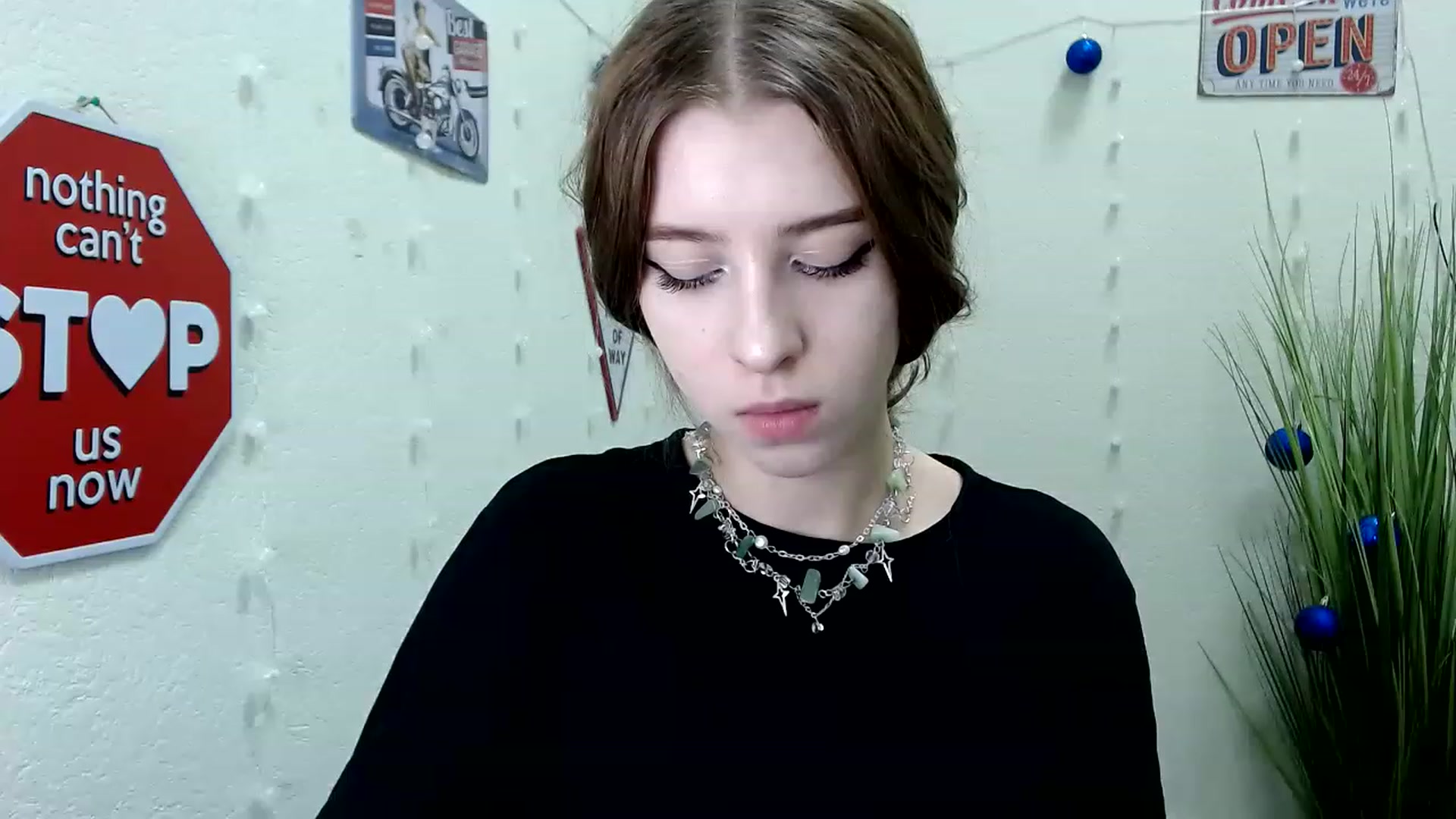 Gallery image thumbnail from Dreamy_devil's myfreecams stream on, 12/10/2022, 17:12 image 3 of 20